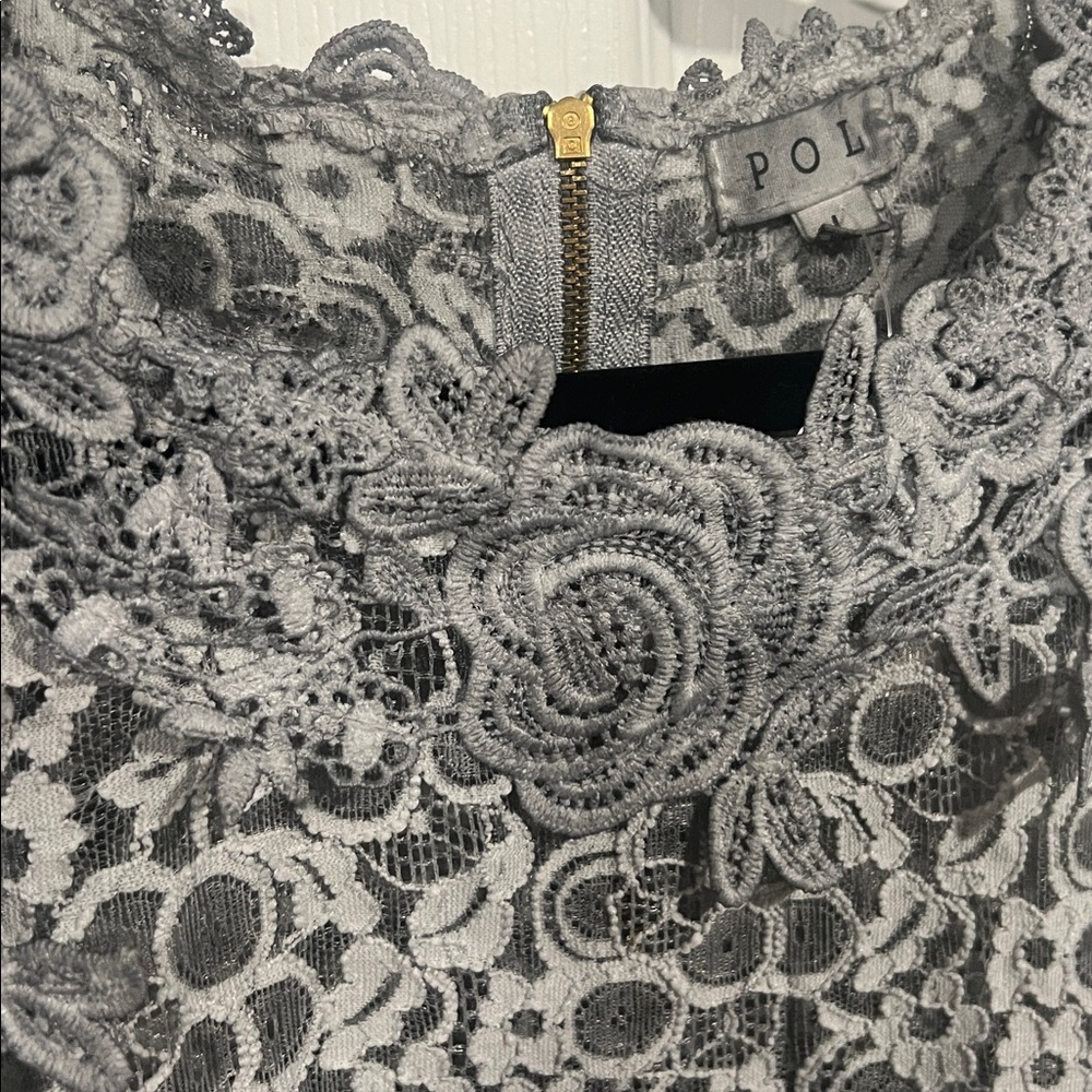 POL Gray Floral Lace Sleeveless Blouse NWT L - Picture 3 of 5